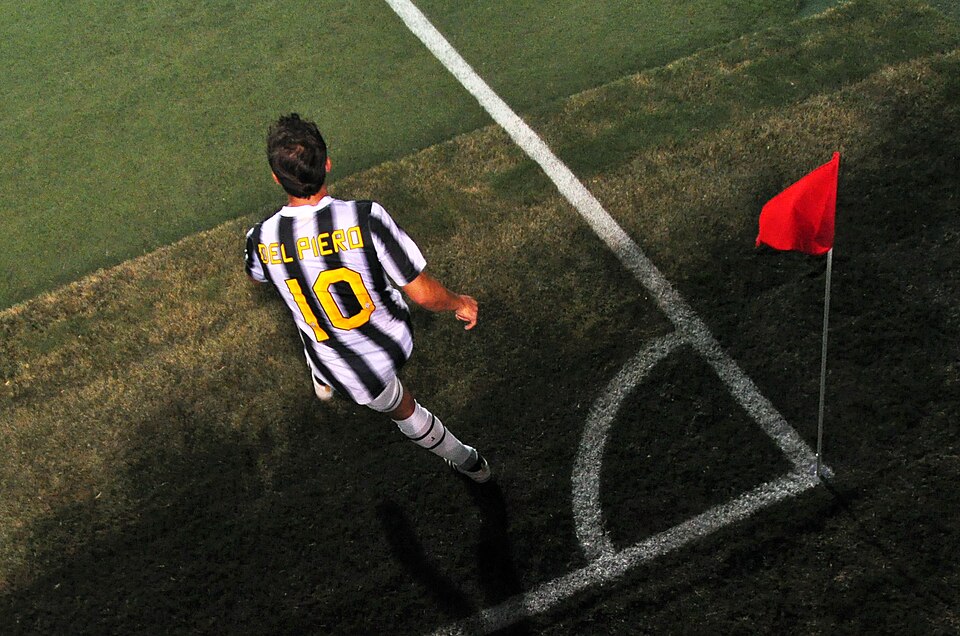 Ejecución de un tiro de esquina en un estadio de fútbol