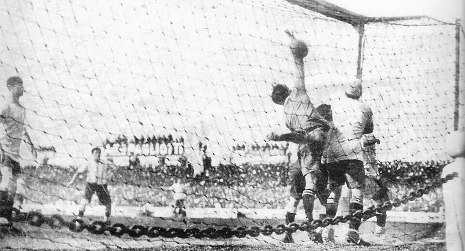 Jugada de córner durante un partido del fútbol argentino