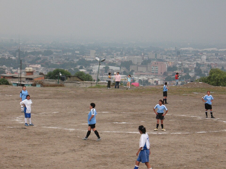Tablero táctico con fichas de fútbol