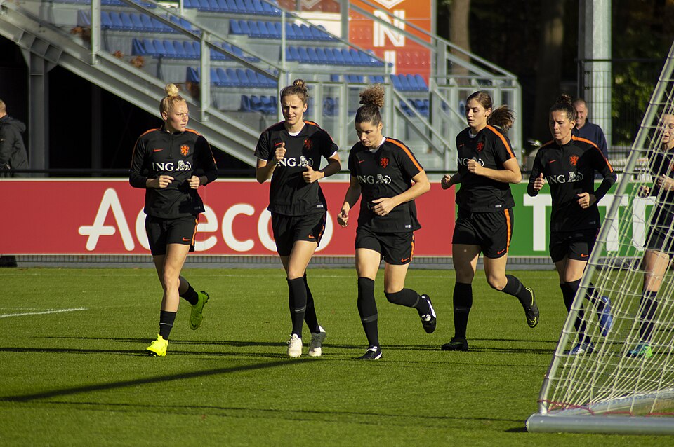 Delantero elevándose para disputar un centro en el área