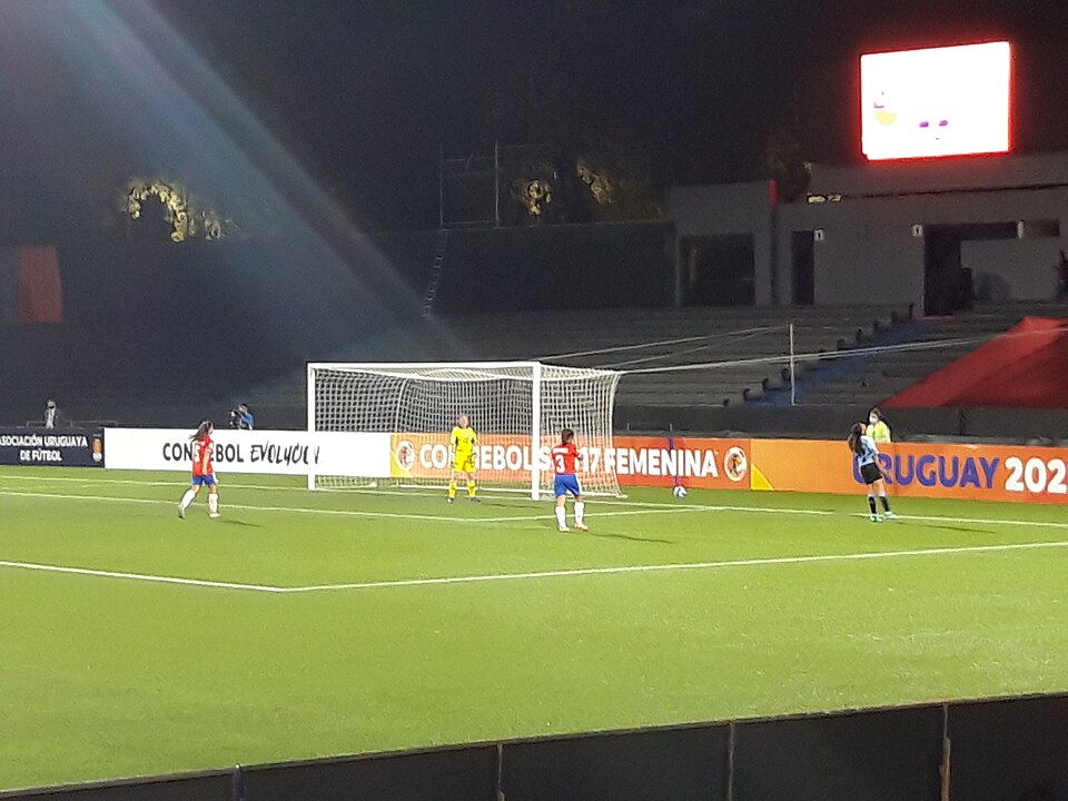 Césped en mal estado en un estadio del interior argentino
