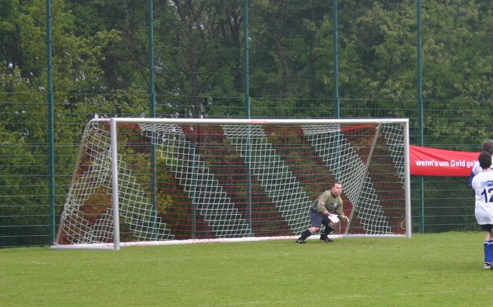 Jugador ejecutando un tiro de esquina en un partido de fútbol profesional