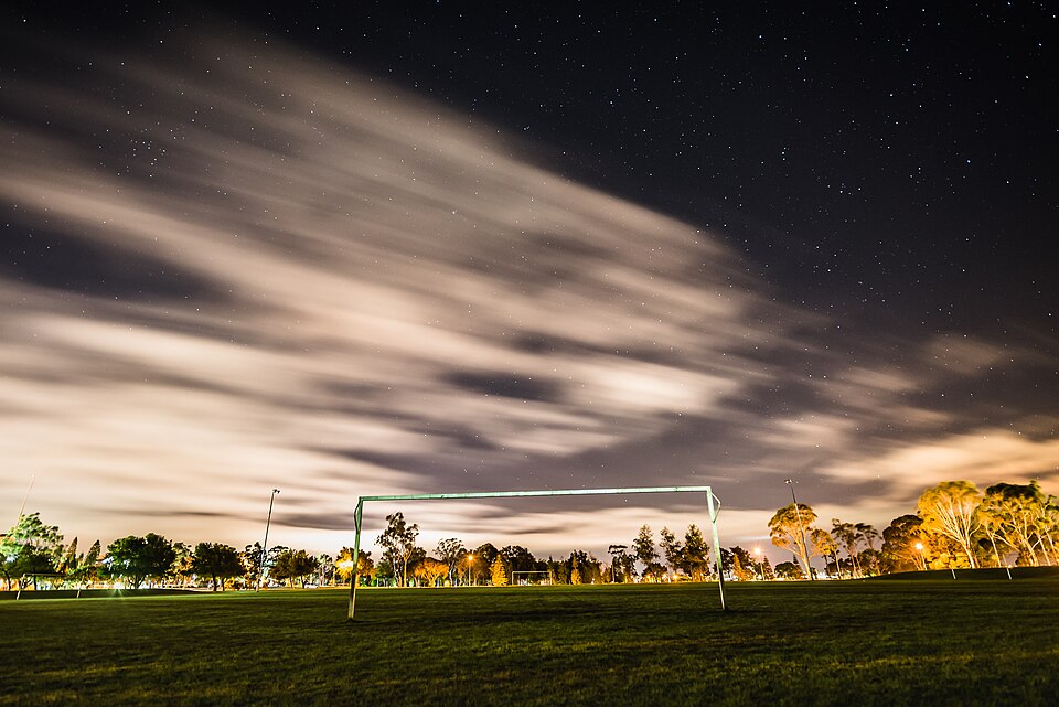Estadio iluminado para un partido nocturno de fútbol